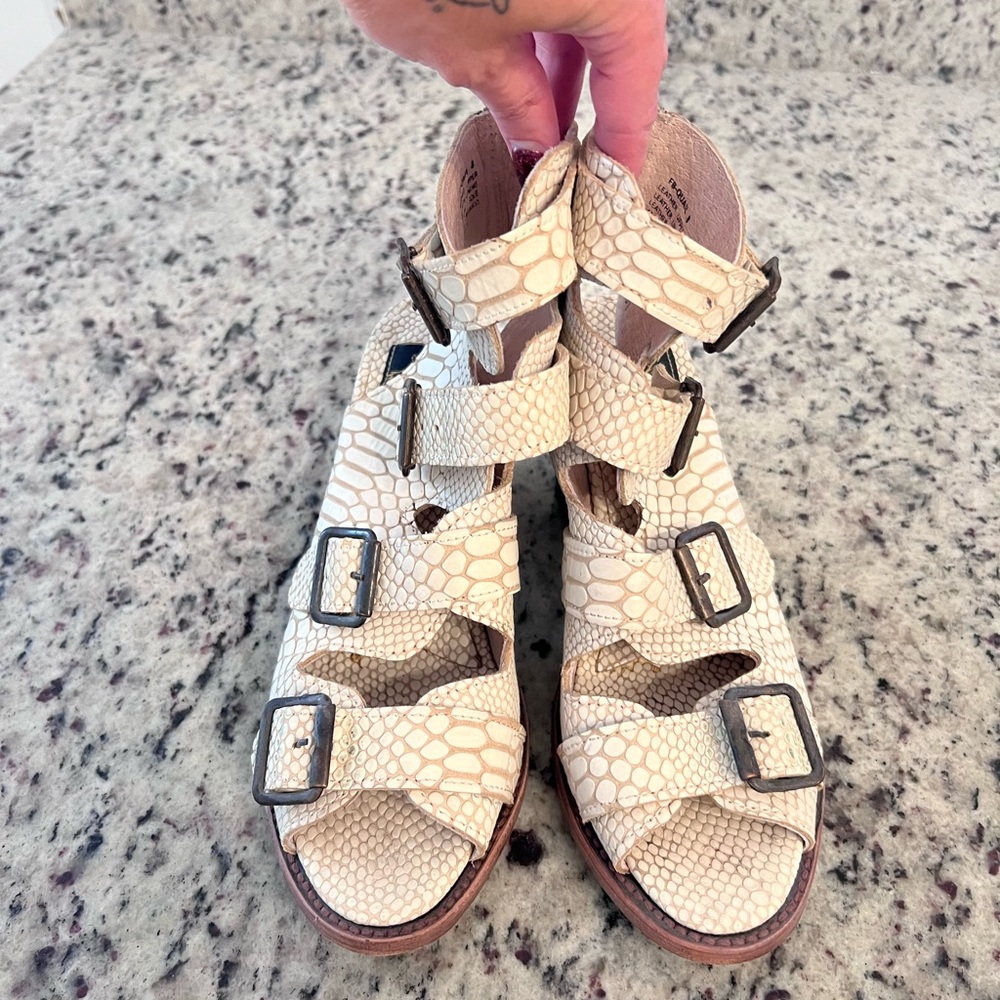 Freebird Quail Stylish Cream Buckle Sandals